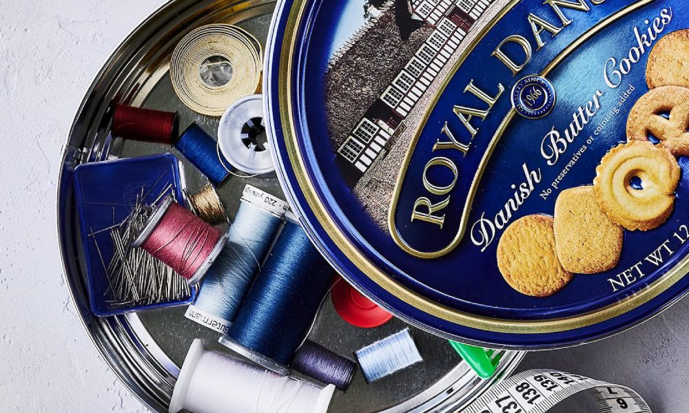 sewing-detective-biscuit-tins